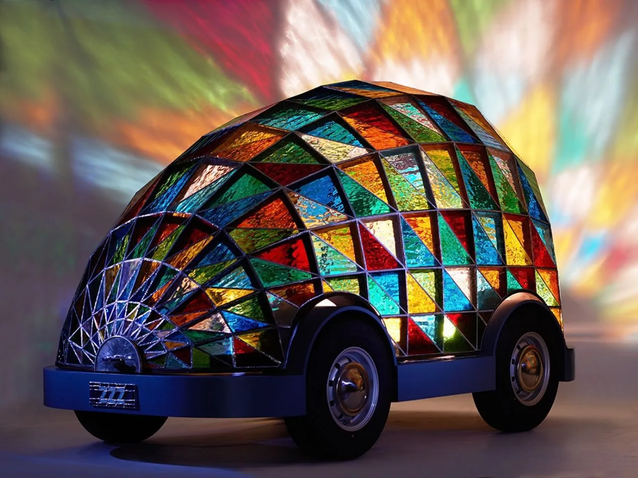 El auto de vitral que imagina un futuro donde dormís durante el viaje