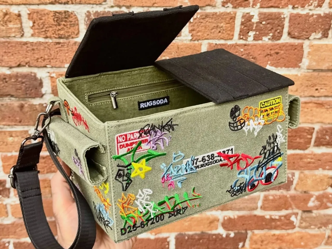 Nadie esperaba que un dumpster fuera la bolsa más cool del momento