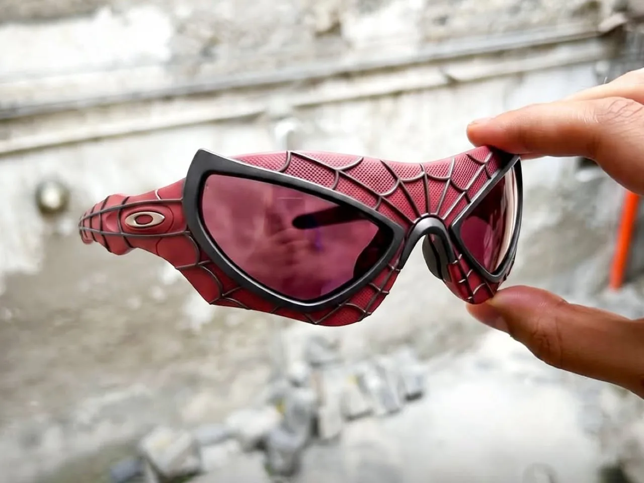 Oakley x Spiderman: gafas no oficiales que superan a cualquier wearable inteligente