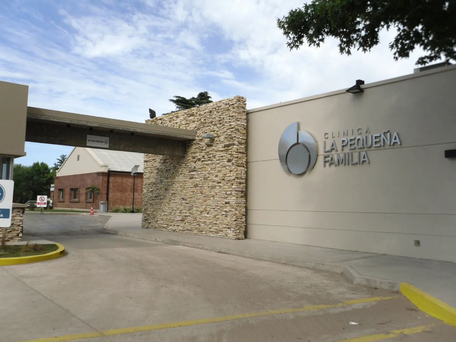 Entrada Principal de Clínica La Pequeña Familia